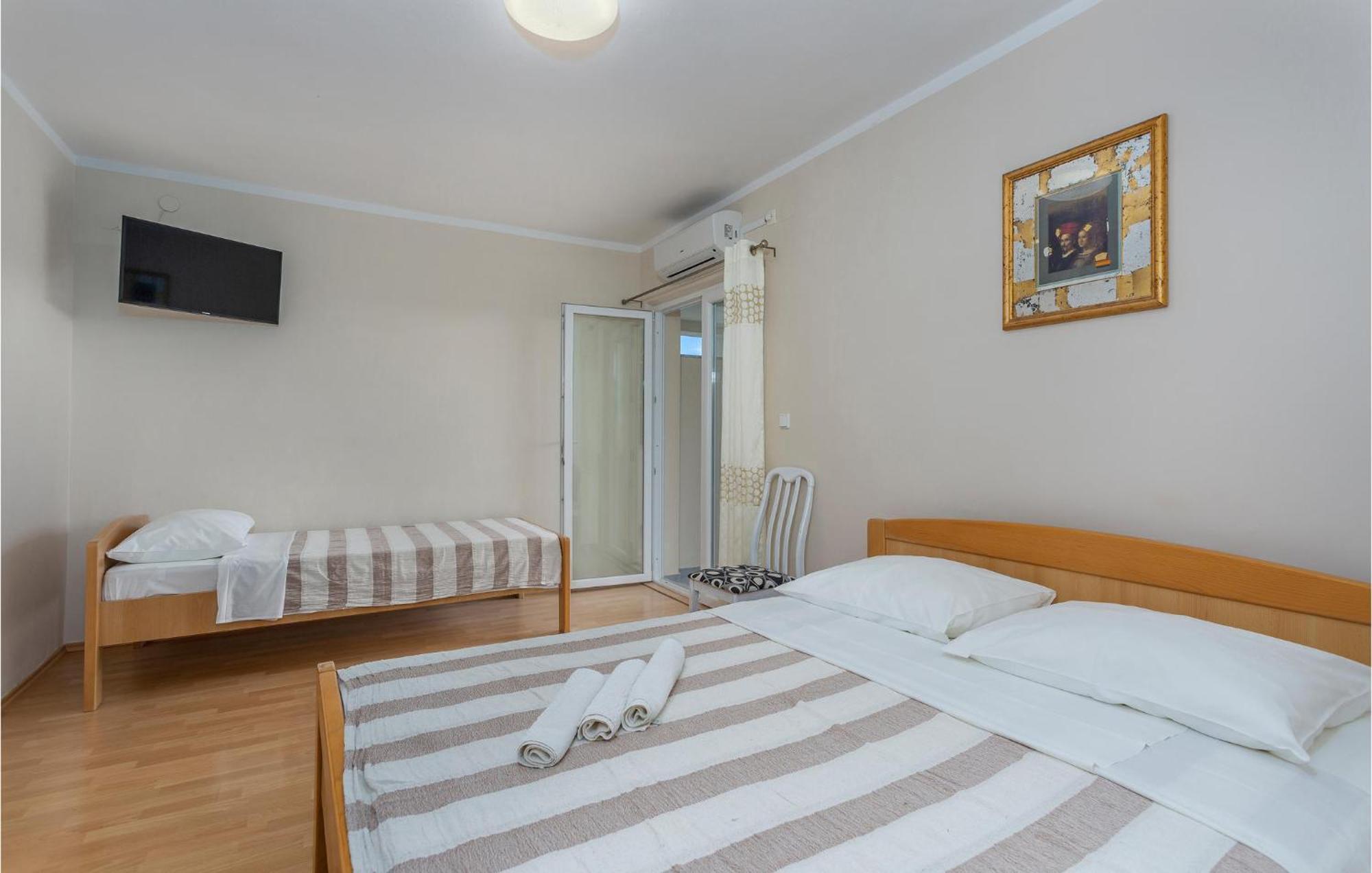 2 Bedroom Beautiful Apartment In Pinezici Extérieur photo
