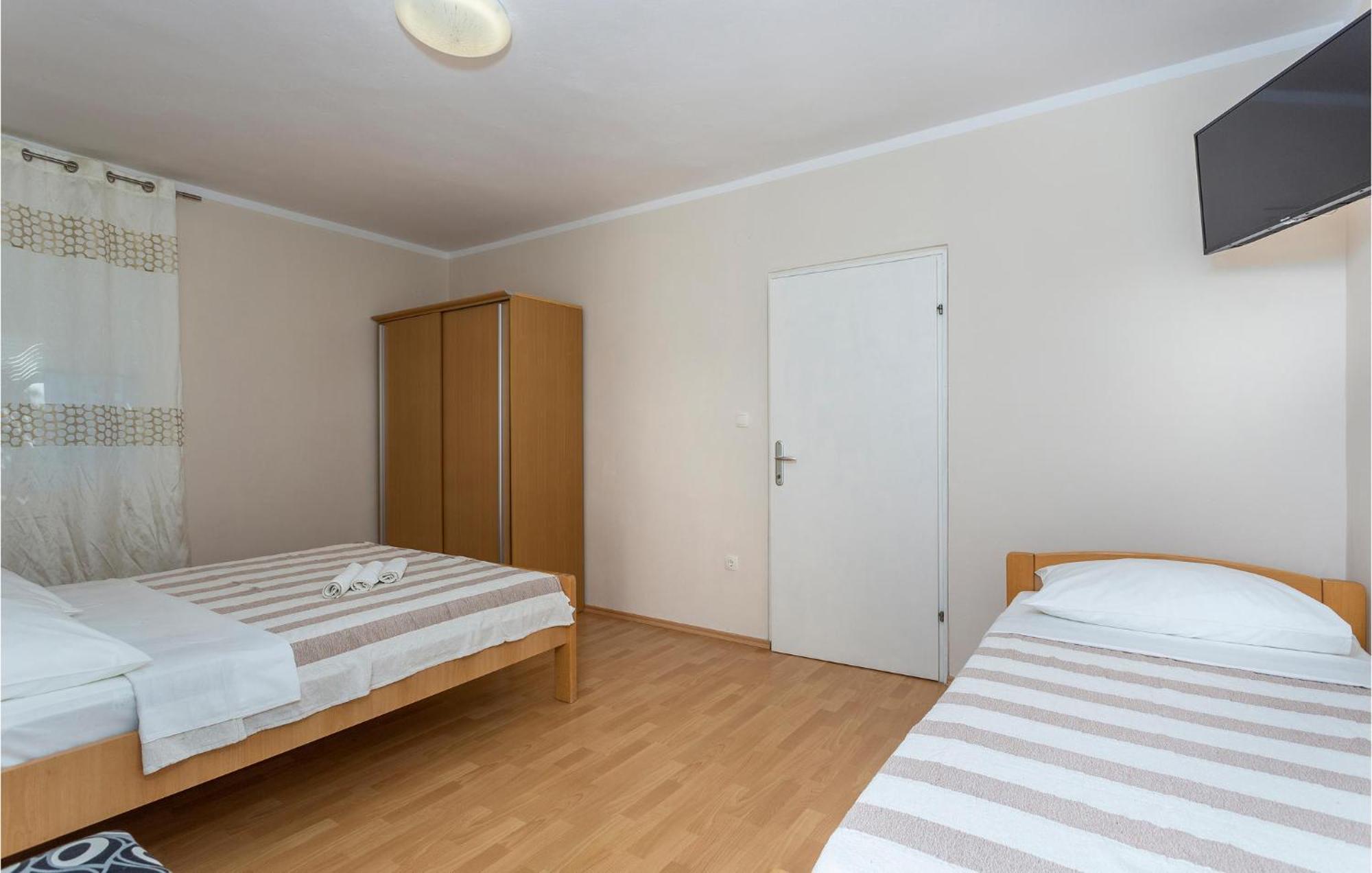 2 Bedroom Beautiful Apartment In Pinezici Extérieur photo